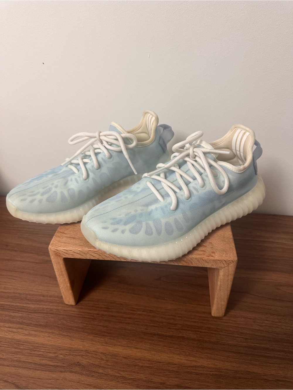 YEEZY BOOST 350 V2 Low-Top Sneakers in Pale Blue and Creamy White